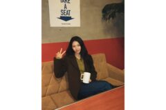 “분위기 여신의 강림” 배우 공승연, 노을 아래 더 빛나는 딥브라운 롱코트룩