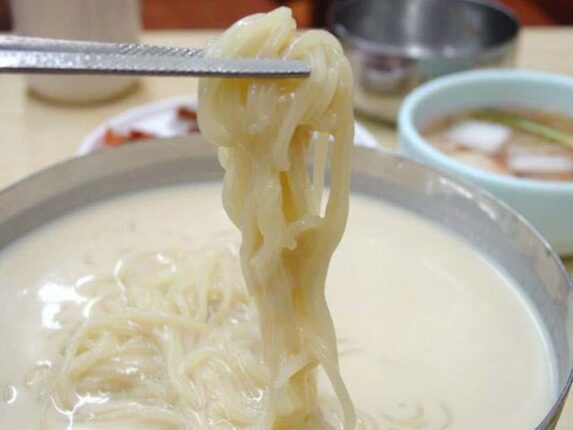 “제발 드시지 마세요” 고혈압 환자가 무심코 먹고 가장 후회한 음식 1위입니다