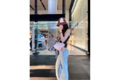“패션 센스는 여전히 현역 아이돌” 쇼핑몰에서도 돋보이는 산다라박의 힙한 데일리룩