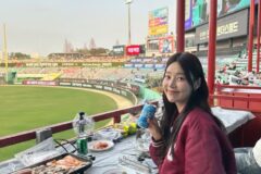 “야구장 여신이 나타났다” 배우 한지혜, 시선 강탈하는 버건디 바시티 재킷룩