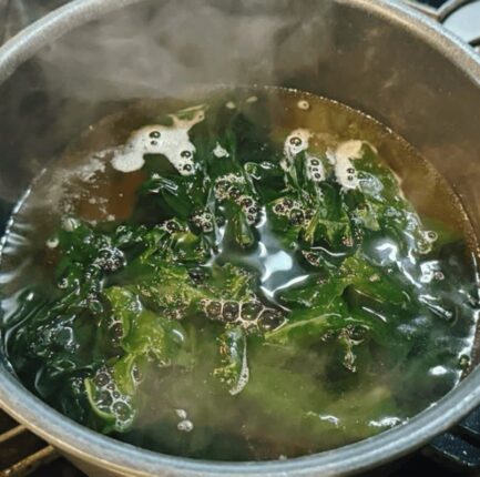 “소고기 그만 넣으세요” 미역국을 3배 맛있게 만들어 준다는 ‘이 재료’
