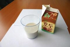 “우유보다 칼슘 5배 많습니다..” 텅 빈 뼈 구멍 꽉 채워 골다공증 예방하는 1위 음식
