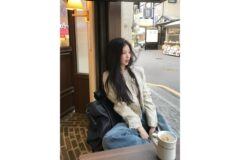 “대학생 과대표 느낌 뿜뿜” 커피 한 잔의 여유 즐기는 최희진의 시크 데일리룩