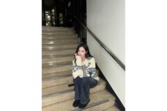 “계단 위 독보적 아우라” 배우 연우, 포근함 가득한 노르딕 패턴 니트룩