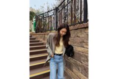 “원조 완판녀의 산책룩” 봄 햇살 아래 빛나는 채정안의 고감도 믹스매치