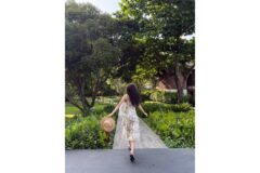 “이 미모, 실화인가요?” 수영장 옆에서 포착된 경리의 청순 섹시 리조트룩