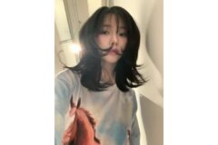 “AI 미모 실사판” 에스파 카리나, 초저각에서도 완벽한 비주얼 뽐내는 하이틴 힙스터룩