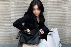 ITZY 채령 봄 사복, 블랙 가디건에 도트 스카프 하나로 여친룩 끝판왕 등극