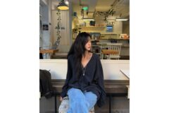 “카페 데이트룩의 정석” 권나라, 루즈핏 가디건으로 완성한 내추럴 시크룩