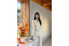 “행사장 밝히는 미모” 배우 윤아, 청순미 극대화한 크림 옐로우 슈트룩