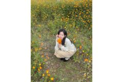 “인간 코스모스” 김민주, 꽃밭보다 빛나는 내추럴 베이지 톤온톤룩