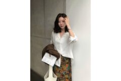 아나운서룩의 정석” 고민영, 화이트 블라우스와 빈티지 스커트로 완성한 데일리 럭셔리룩