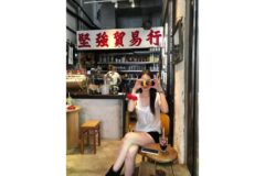 “카페 분위기 압도” 오이영, 화이트 퍼프 블라우스로 완성한 청순 섹시룩