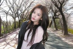 생로랑인 줄? 벚꽃 코디 레전드 찍은 안유진 가죽 자켓