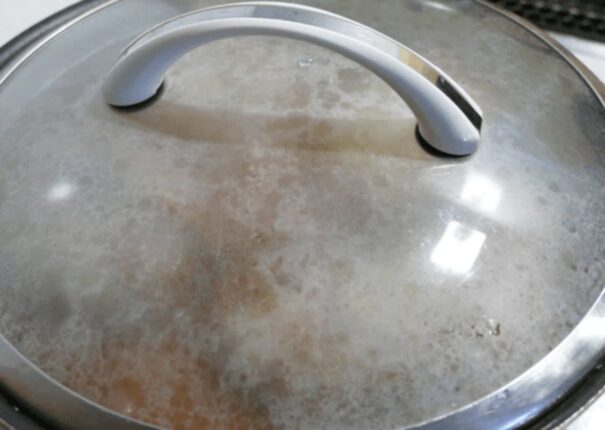 냄비 뚜껑에다 “치약”을 발라 보세요 주부9단이 평생 써온 꿀팁입니다.