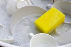 “이 수세미 아직도 쓰세요?” 설거지 할수록 그릇이 더러워집니다. 꼭 바꾸세요!
