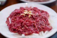 신선한 풍미가 미쳤다! 손님 미어터지는 전국 육회 맛집 5곳