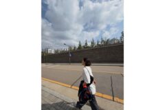“뒷모습만 봐도 연예인 아우라” 박하나가 완성한 힙한 무드의 스트릿 데일리룩