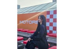 “깔끔한 여대생 코디의 정석 등장” 김소현의 스트라이프 니트와 생지 데님 팬츠룩