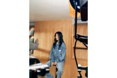 “실물로 보면 이런 느낌?”… 벽 앞에서 빛나는 김혜윤, 청청 셋업룩