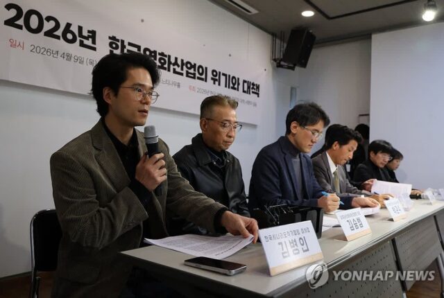 “한국영화 붕괴 위기” 봉준호 등 581명, 홀드백 철회 촉구