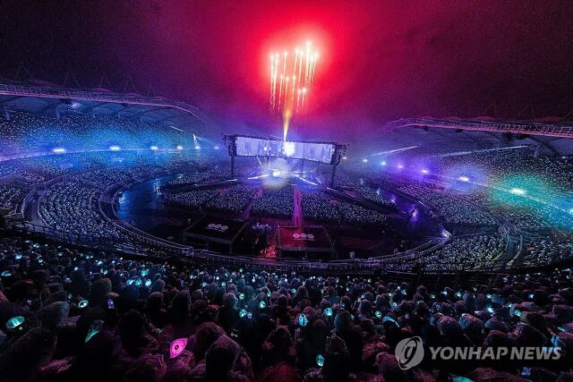 [포토&] BTS 월드투어 ‘아리랑’ 고양서 개막 ‘콘서트 현장’…비바람 뚫은 4만 아미