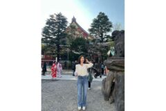 “데이트룩의 정석 등장” 이주빈의 로맨틱 화이트 셔츠와 와이드 데님 팬츠 코디