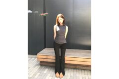 “비율 천재가 선택한 아이템” 레이의 미니멀한 슬리브리스 탑과 셔링 슬랙스