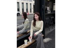 “요즘 가장 핫한 뉴트럴 컬러 매치” 주지아의 라이트 그린 니트와 그레이 슬랙스 룩