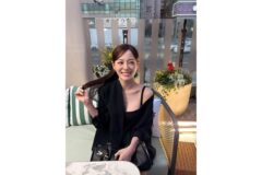 “미소에 녹아내릴 듯”… 테라스 달군 김세정, 성숙미 물씬 풍기는 오프숄더 재킷룩