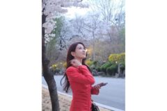 “벚꽃보다 눈부신 비주얼”… 화사한 레드 컬러로 봄을 알린 박은빈, 페미닌 원피스룩