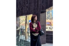 “옆모습까지 완벽 그 자체”… 도심 속 일상을 화보로 만든 채수빈, 레이어드 가디건룩