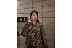 “장원영 언니 맞아?”… 화려한 호피 무늬도 찰떡 소화한 장다아, 레오파드 자켓룩