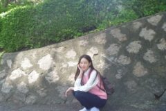 “꾸안꾸 패션의 정석”… 화이트 셔츠와 핑크 니트의 완벽 조화 오연서, 내추럴 캐주얼룩