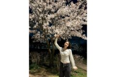“벚꽃보다 눈부신 미소”… 밤 벚꽃 아래 설렘 유발한 성해은, 화이트 랩 셔츠룩