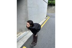 “더 글로리 혜정이는 잊어줘”… 무심한 듯 툭 걸친 퀼팅 자켓도 명품처럼 소화하는 퀄팅룩
