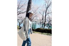 “벚꽃길 산책하는 일상”… 전혜진, 화이트 볼캡에 후드 집업으로 완성한 ‘꾸안꾸’ 나들이룩