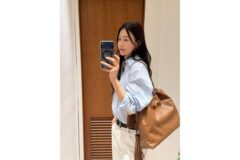 “스카프 한 장으로 완성한 우아함” 한지혜의 럭셔리한 페이즐리 셔츠룩