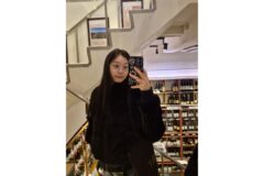 “안경 하나로 완성한 지적인 분위기” 김연아의 시크한 블랙 퍼 재킷룩