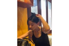 “노란 벽지 골목을 런웨이로 만든” 권나라의 미니멀 블랙 원피스룩