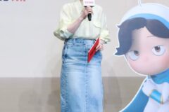 “MC계의 패션 아이콘으로 거듭난” 박경림의 화사한 레몬 셔츠룩