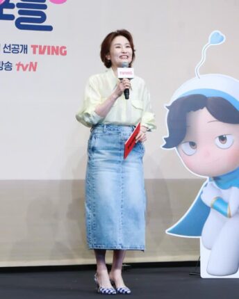 “MC계의 패션 아이콘으로 거듭난” 박경림의 화사한 레몬 셔츠룩