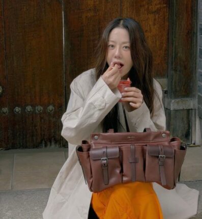 신상 프라다 가방 든.. 50대 고현정 vs 20대, 누가 더 비싸 보일까?