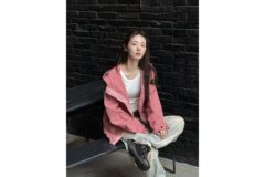 “신비로운 분위기 여신”… 차세대 기대주 신시아, 톤다운 핑크 윈드브레이커룩