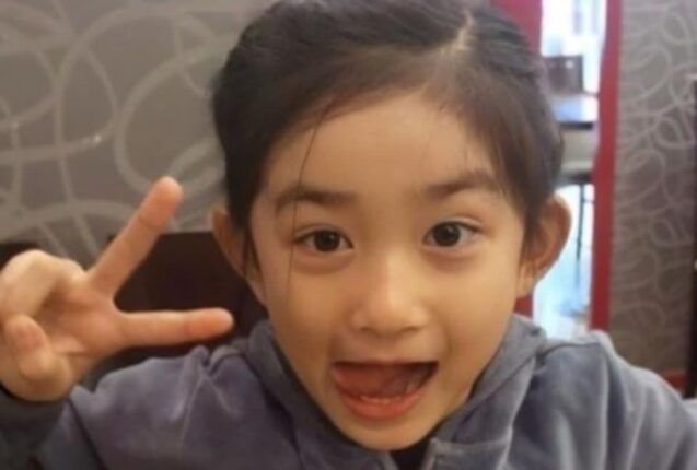 너무 예쁘게 생겨서 한효주가 뽀뽀했던 3살 아이