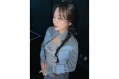 “클로즈업 부르는 인형 비주얼”… 볼빨간사춘기 안지영, 유니크 믹스 니트룩