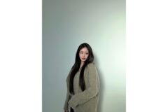 “클로즈업 부르는 완성형 미모”… 티아라 지연, 여신 강림한 앙고라 가디건룩