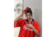 “워터밤 여신의 반전 일상”… 권은비, 콜라보다 톡 쏘는 레트로 스포티룩