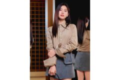 “그림보다 더 예쁜 실물 미모”… 배우 정소민, 단아함의 정석 ‘베이지 셔츠룩’