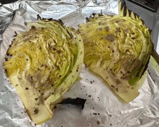 양배추 먹을 때 “이것” 꼭 뿌리세요 2배 맛있어지는 셰프들 비밀 꿀팁입니다.